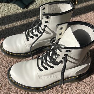 DR. MARTENS WHITE HIGH TOPS